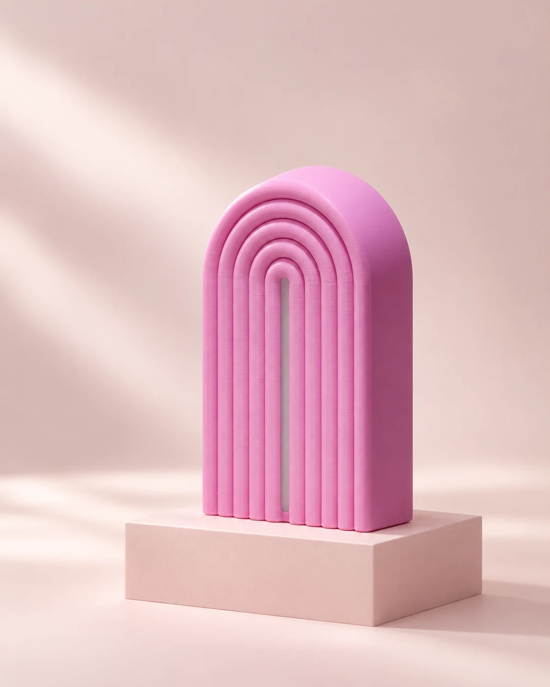 Pembe İris, pastel pembe bir kaide üzerinde